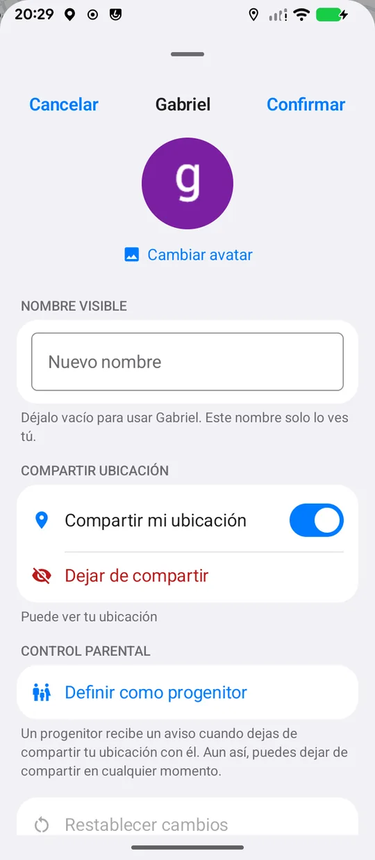Tarjeta de persona: Cambiar avatar, campo Nombre visible, interruptor Compartir mi ubicación, Dejar de compartir, Definir como progenitor y Restablecer cambios