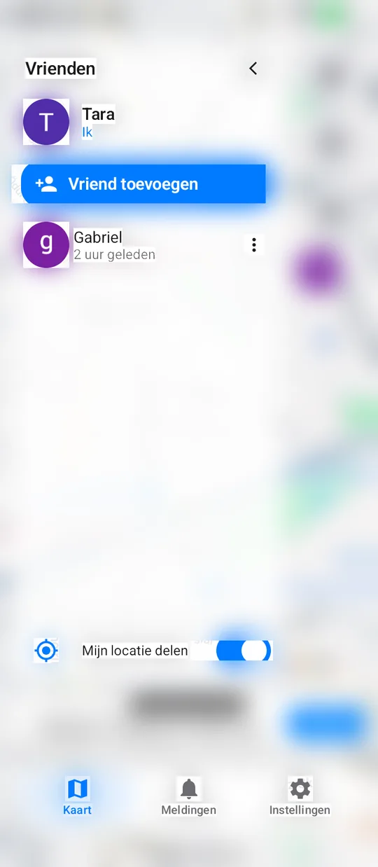 Uitgeklapte vriendenbalk: knop Vriend toevoegen, de regel van een vriend en onderaan de schakelaar Mijn locatie delen